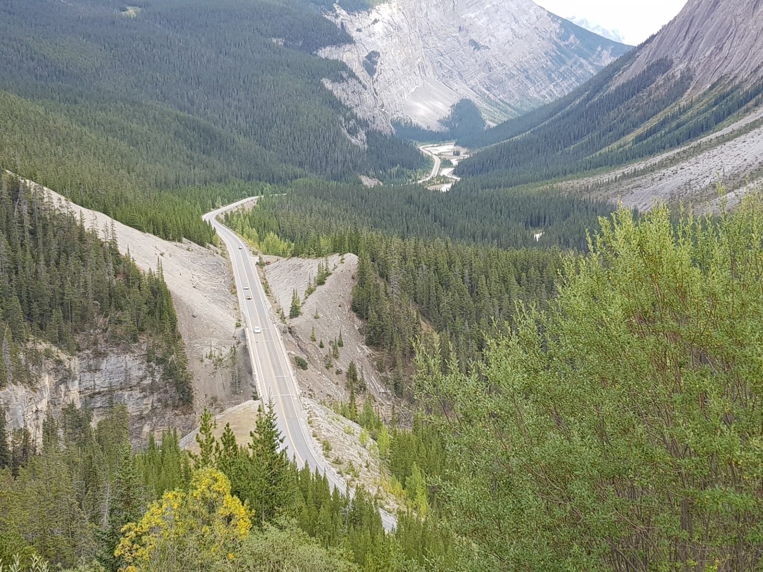 road trip vancouver to banff
scenic road in canada mountians