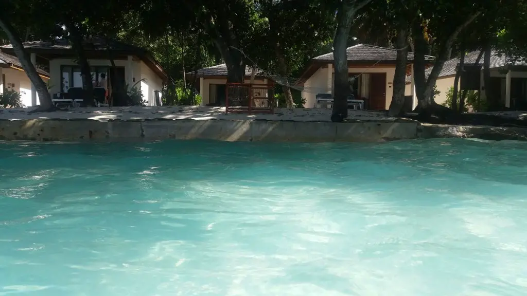 vilamendhoo island resort review.
Picture of beach villas taken from the water