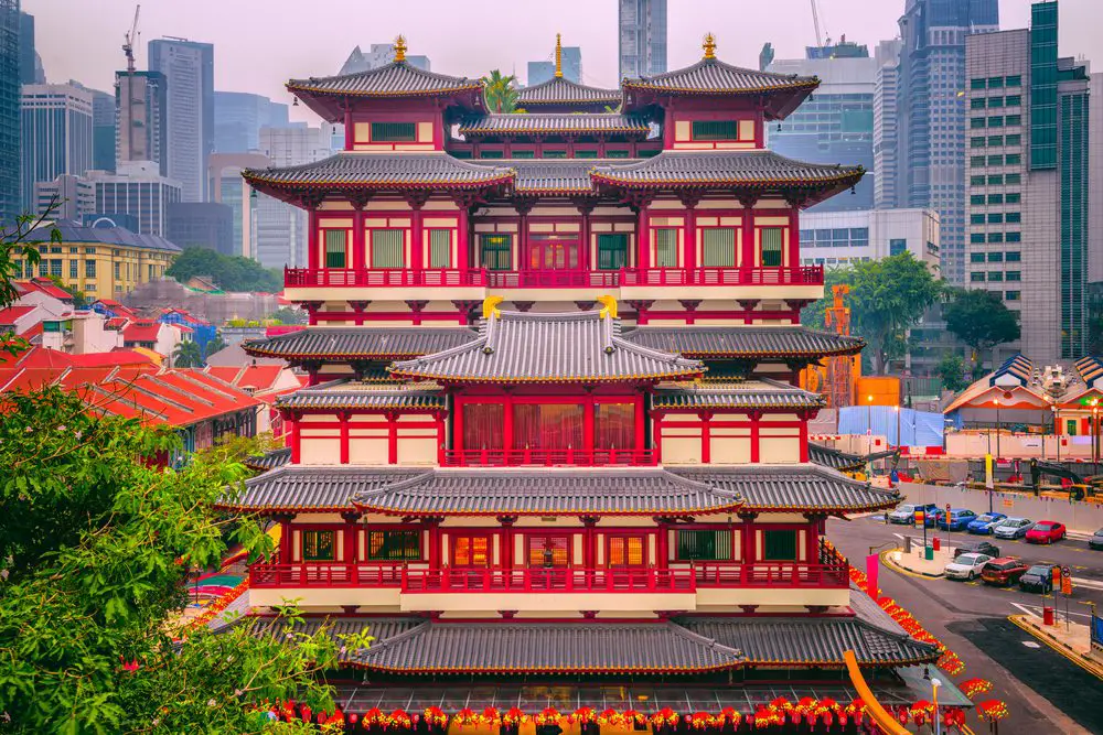 best area to stay in Singapore - a front on view Buddha tooth relic temple in Singapore