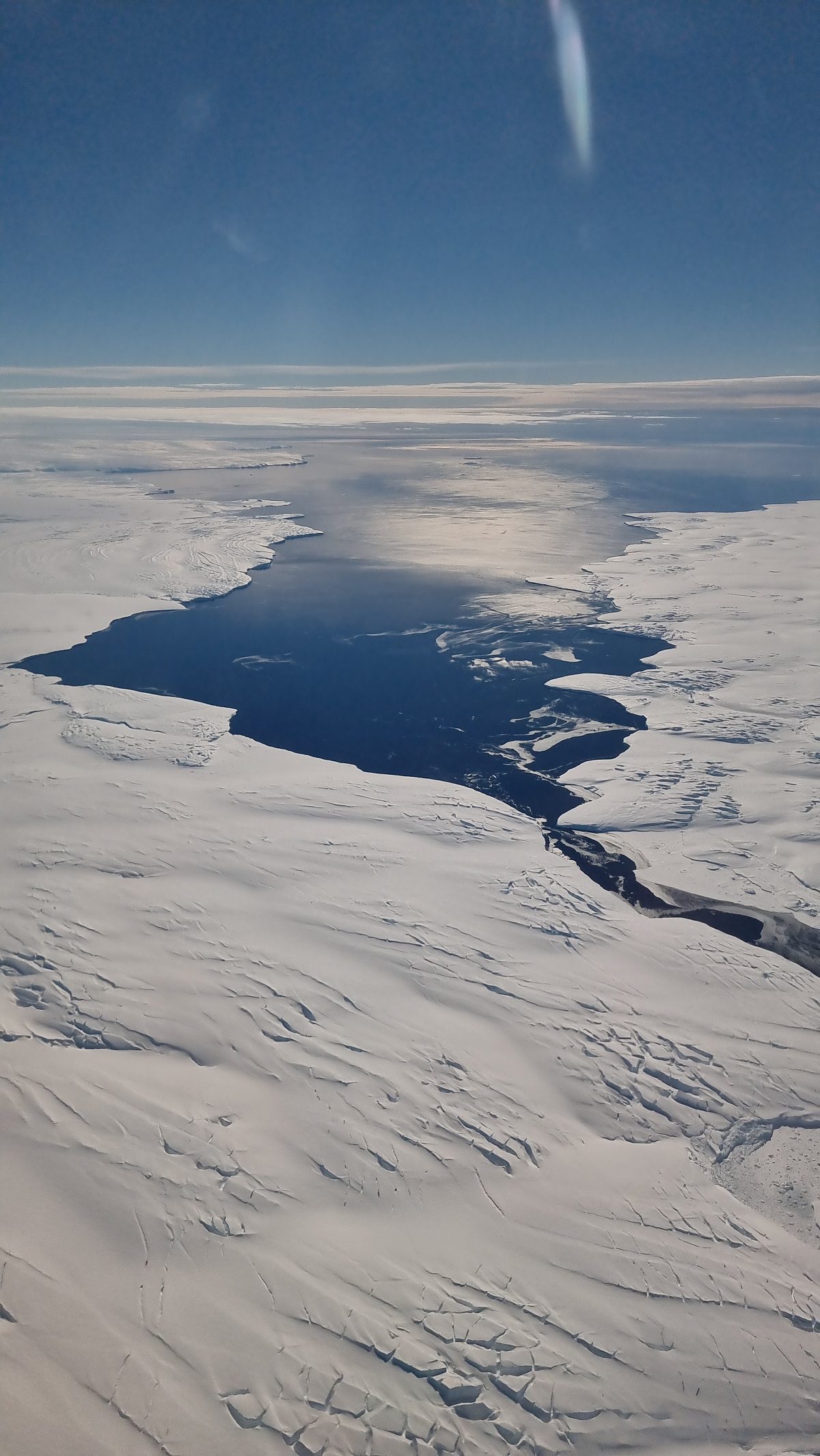 qantas to Antarctica flight review. shows the expansive Antartic coast line