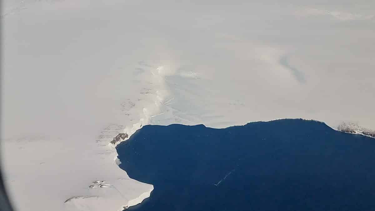 qantas to Antarctica flight review. shows the white continent and blue ocean