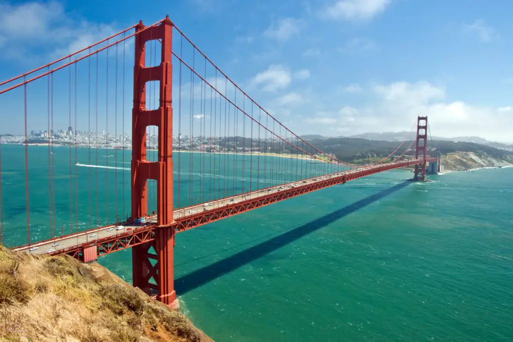 travel USA on a budget - Golden gate bridge on a sunny day